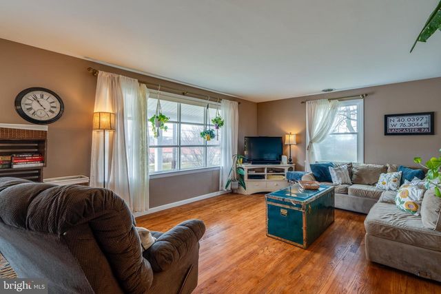 15 MAIN ST, Akron, PA 17501