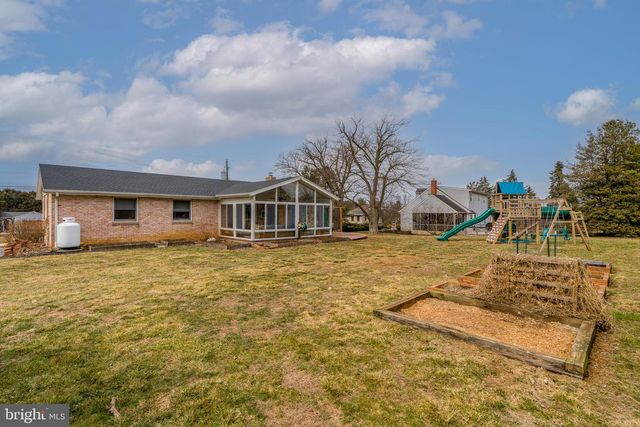 15 MAIN ST, Akron, PA 17501