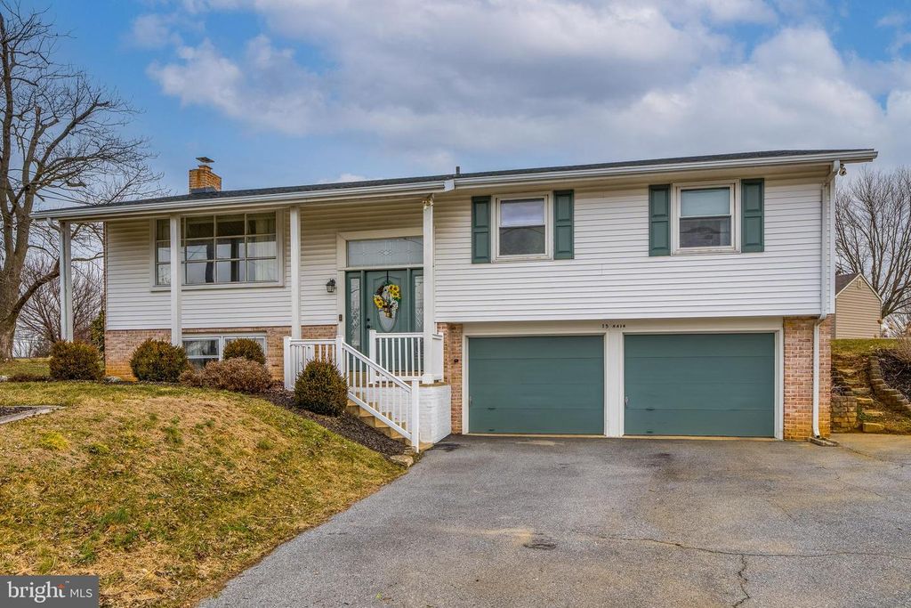 15 MAIN ST, Akron, PA 17501