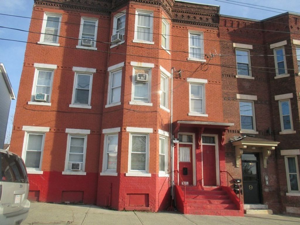 13 Hampshire, Holyoke, MA 01014