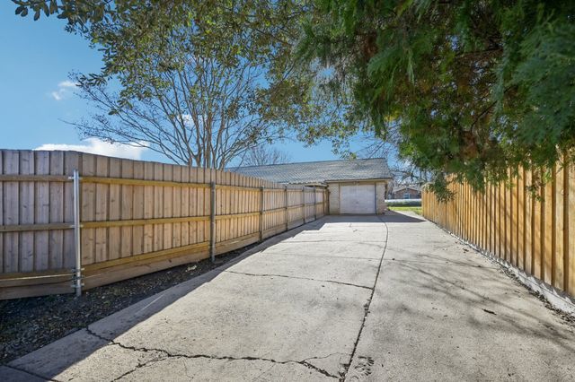 1021 Pleasant Valley Road, Garland, TX 75040