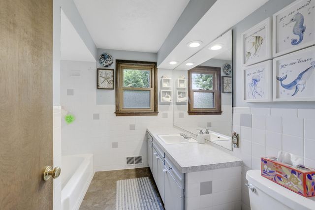 2735 18th Avenue E, North Saint Paul, MN 55109