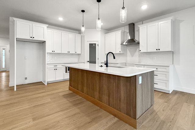 606 KEVIN Road, Blue Grass, IA 52726