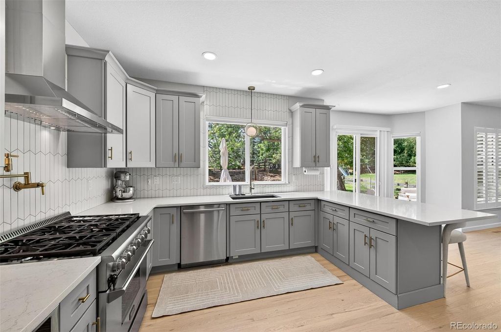 Image 11 of property listing at 2 Holly Oak, Littleton, CO 80127
