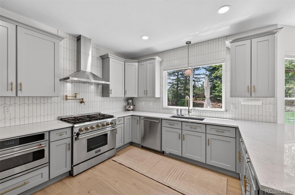 Image 12 of property listing at 2 Holly Oak, Littleton, CO 80127