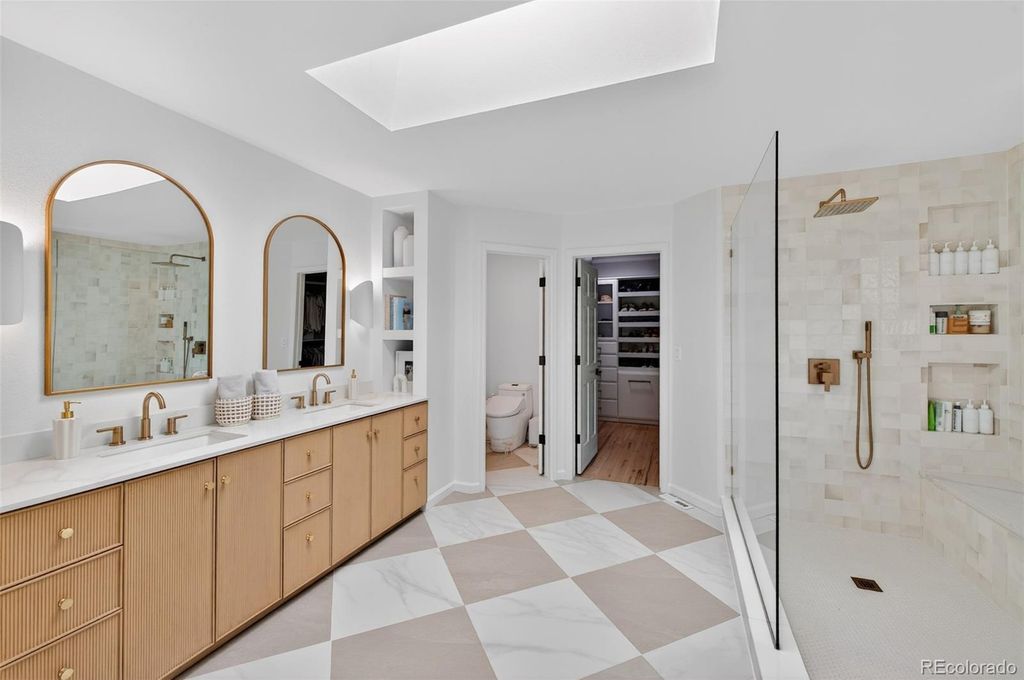 Image 22 of property listing at 2 Holly Oak, Littleton, CO 80127