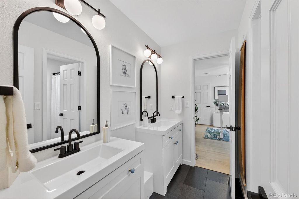 Image 30 of property listing at 2 Holly Oak, Littleton, CO 80127