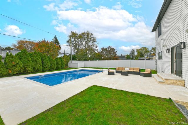 39 Forest Lane, Westbury, NY 11590