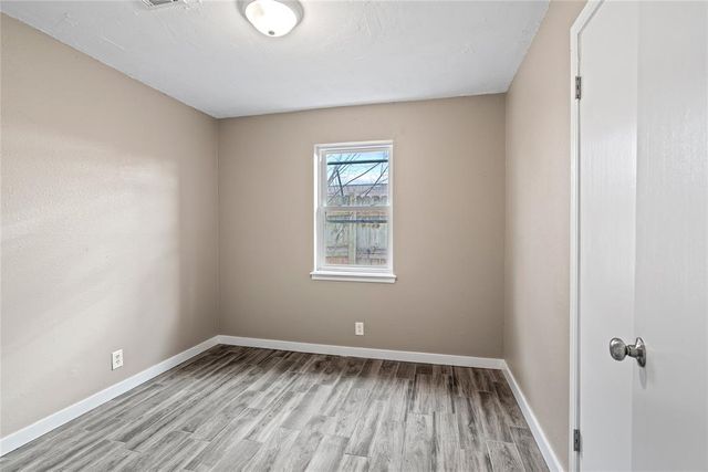 312 E Greenwood Lane, Mustang, OK 73064