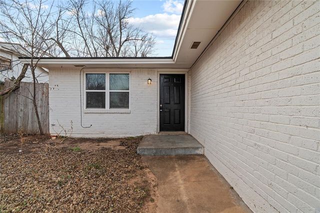 312 E Greenwood Lane, Mustang, OK 73064