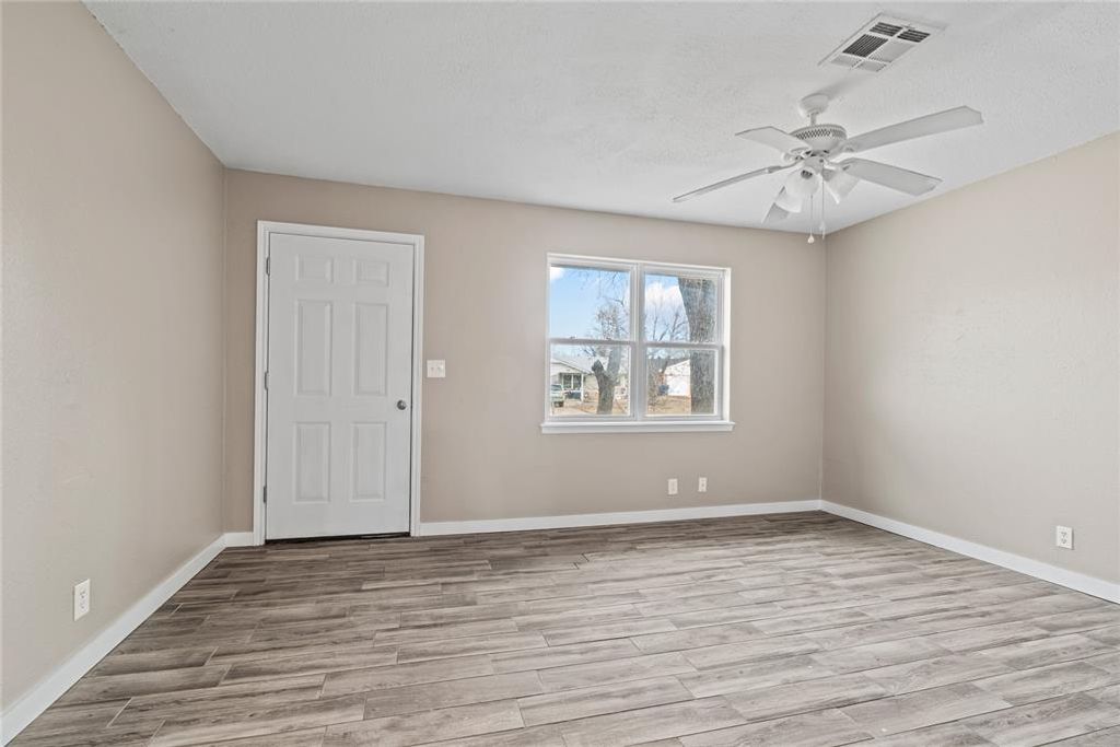 312 E Greenwood Lane, Mustang, OK 73064