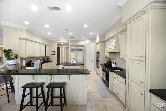 11210 Draper Court, Bakersfield, CA 93311