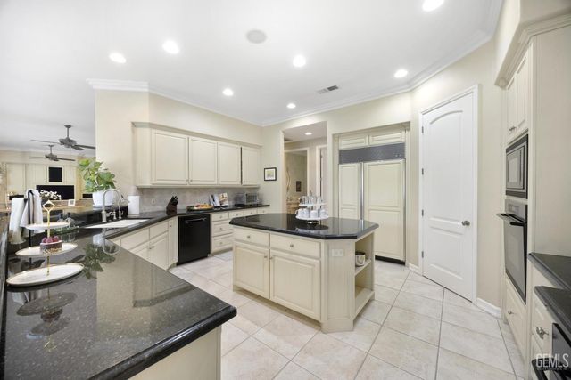 11210 Draper Court, Bakersfield, CA 93311