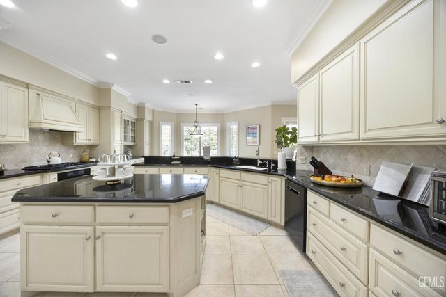 11210 Draper Court, Bakersfield, CA 93311