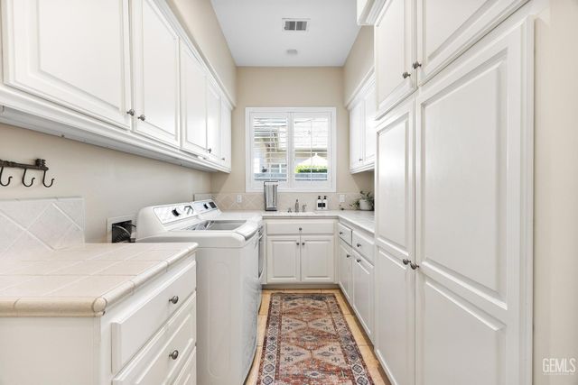 11210 Draper Court, Bakersfield, CA 93311