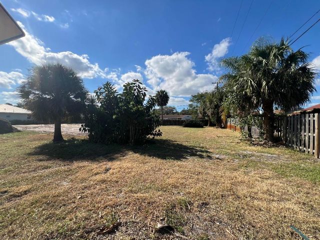 2623 SW 5th Street, Boynton Beach, FL 33435