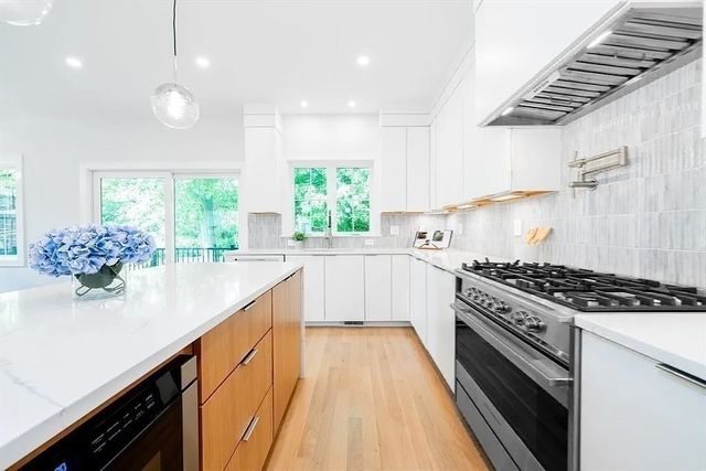 35 John St 35, Newton, MA 02459