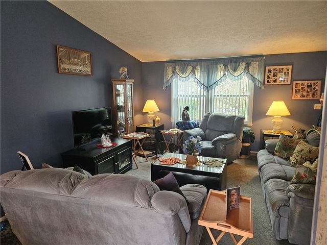 84 Wayfaring Lane, Greece, NY 14612