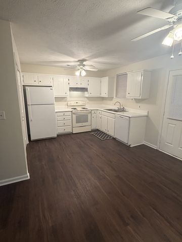 301 Summer Dr, Smyrna, TN 37167