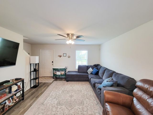 111 Avalon Drive, Huntsville, TX 77320