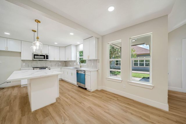 717 Clayton Street, Tomball, TX 77375