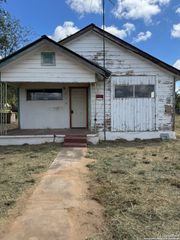 613 Ross, Devine, TX 78016