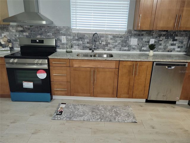 5548 11TH STREET, Zephyrhills, FL 33542