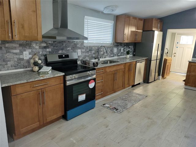 5548 11TH STREET, Zephyrhills, FL 33542