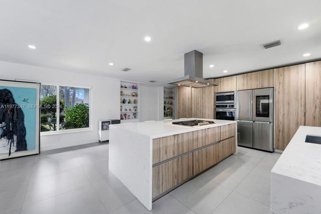 21015 NE 19th Ct, Miami, FL 33179