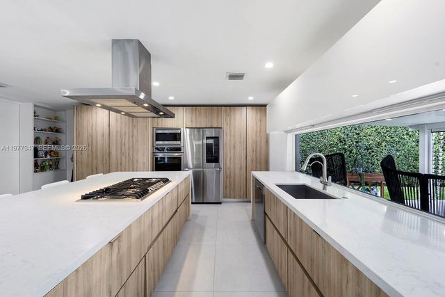 21015 NE 19th Ct, Miami, FL 33179