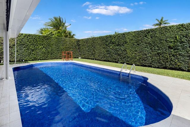 21015 NE 19th Ct, Miami, FL 33179