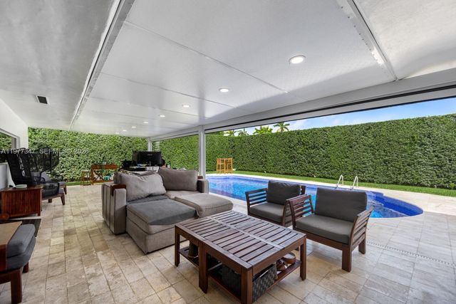 21015 NE 19th Ct, Miami, FL 33179