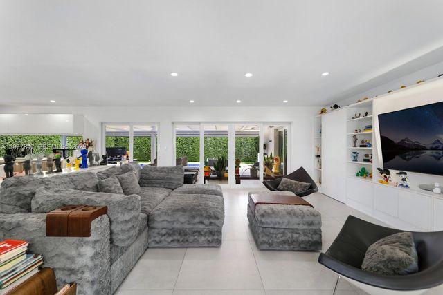 21015 NE 19th Ct, Miami, FL 33179