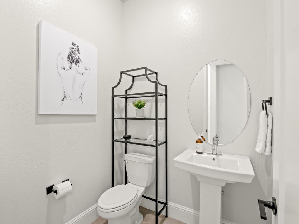 Image 12 of property listing at 384 Sentinel Drive, Madera, CA 93636