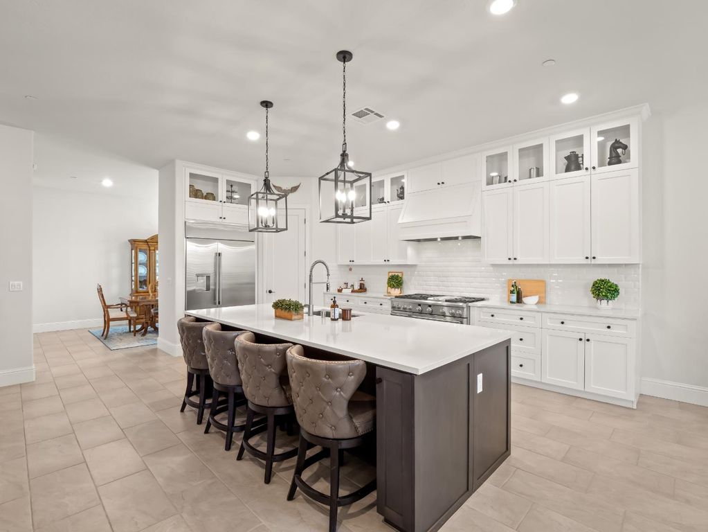 Image 15 of property listing at 384 Sentinel Drive, Madera, CA 93636