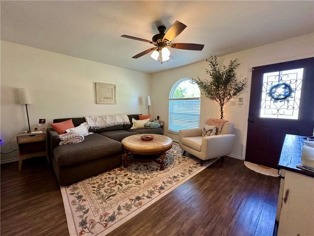 1213 Montreal Dr, Corpus Christi, TX 78418