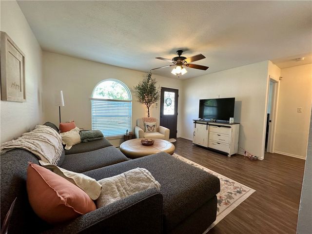 1213 Montreal Dr, Corpus Christi, TX 78418