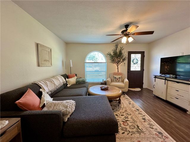 1213 Montreal Dr, Corpus Christi, TX 78418