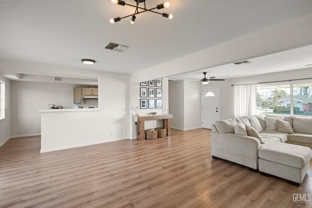 2624 Renegade Avenue, Bakersfield, CA 93305