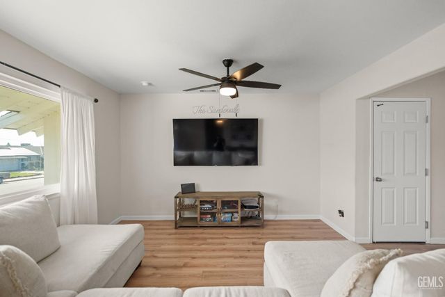 2624 Renegade Avenue, Bakersfield, CA 93305