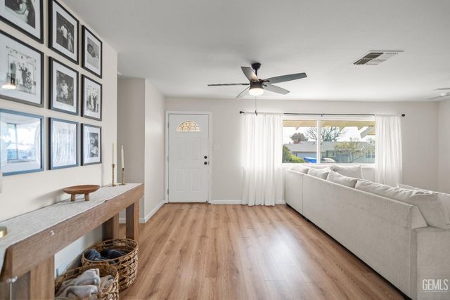 2624 Renegade Avenue, Bakersfield, CA 93305