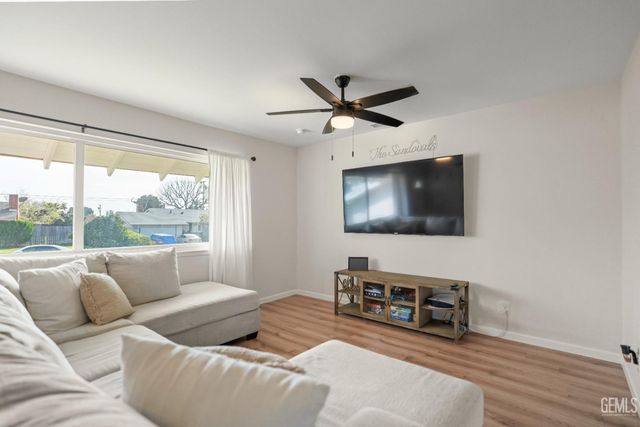 2624 Renegade Avenue, Bakersfield, CA 93305