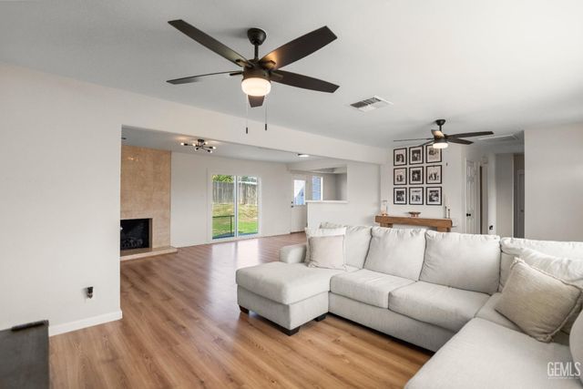 2624 Renegade Avenue, Bakersfield, CA 93305