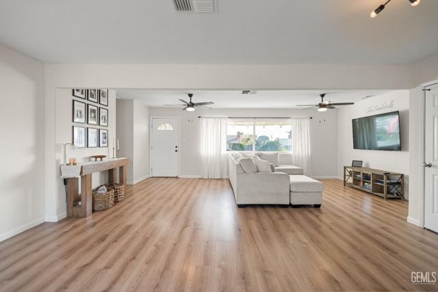 2624 Renegade Avenue, Bakersfield, CA 93305