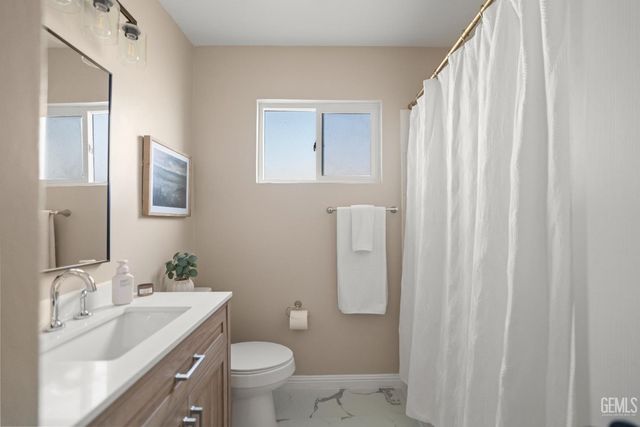 2624 Renegade Avenue, Bakersfield, CA 93305