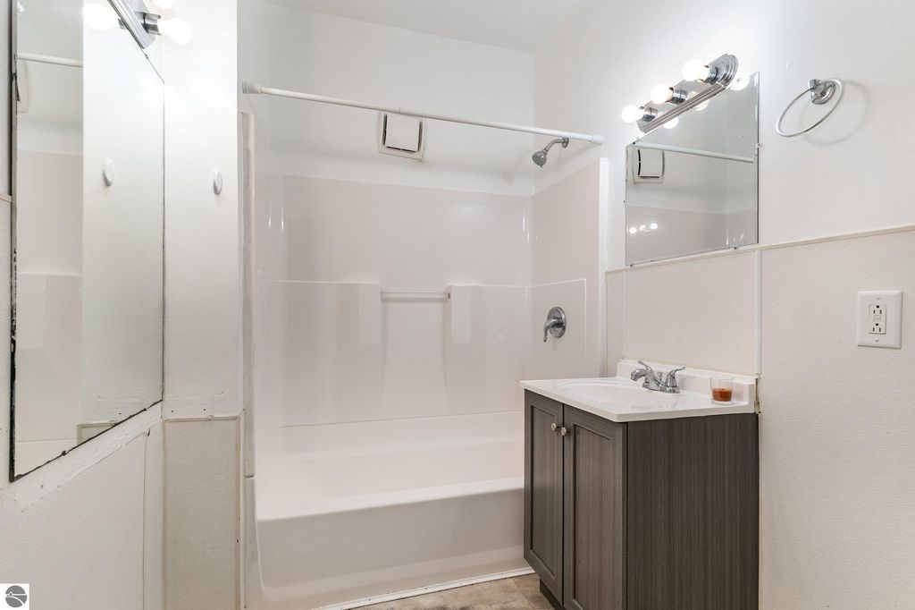 Image 11 of property listing at 805 S Douglas Drive, Mt Pleasant, MI 48858