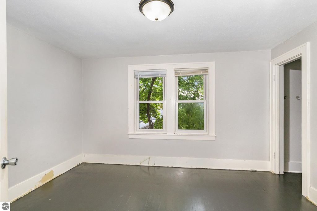 Image 12 of property listing at 805 S Douglas Drive, Mt Pleasant, MI 48858