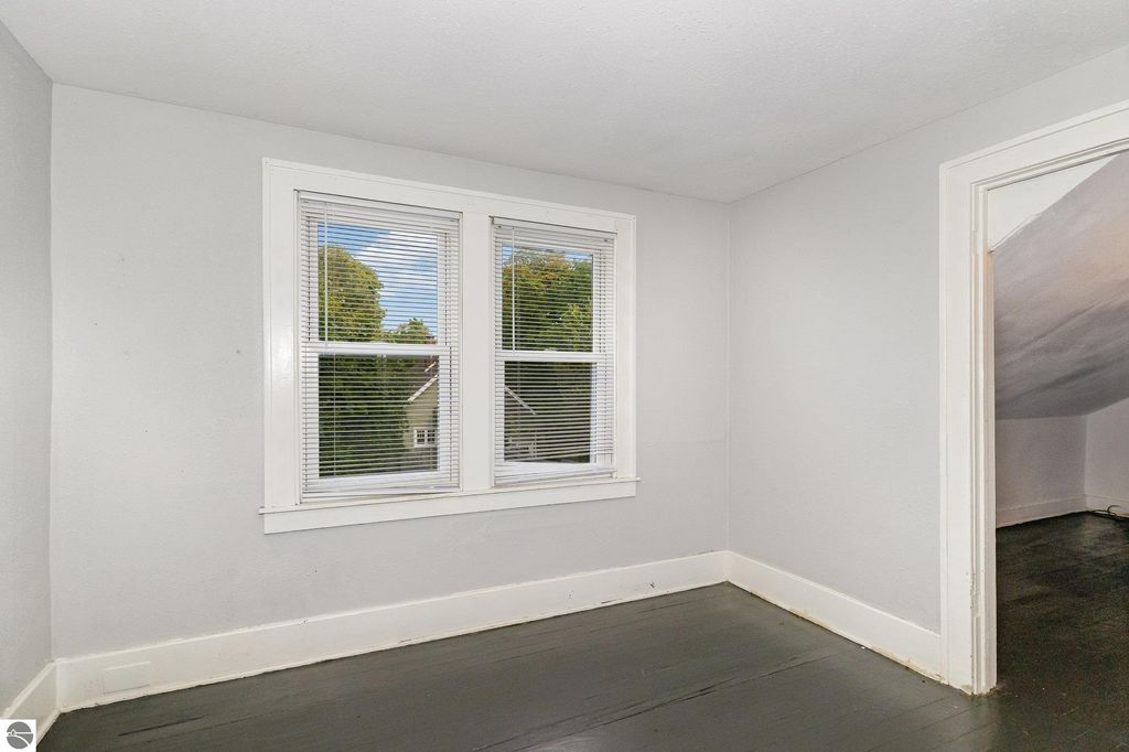 Image 13 of property listing at 805 S Douglas Drive, Mt Pleasant, MI 48858