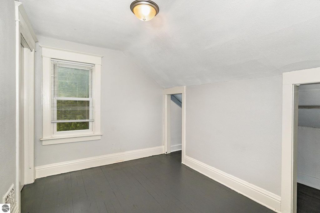 Image 14 of property listing at 805 S Douglas Drive, Mt Pleasant, MI 48858