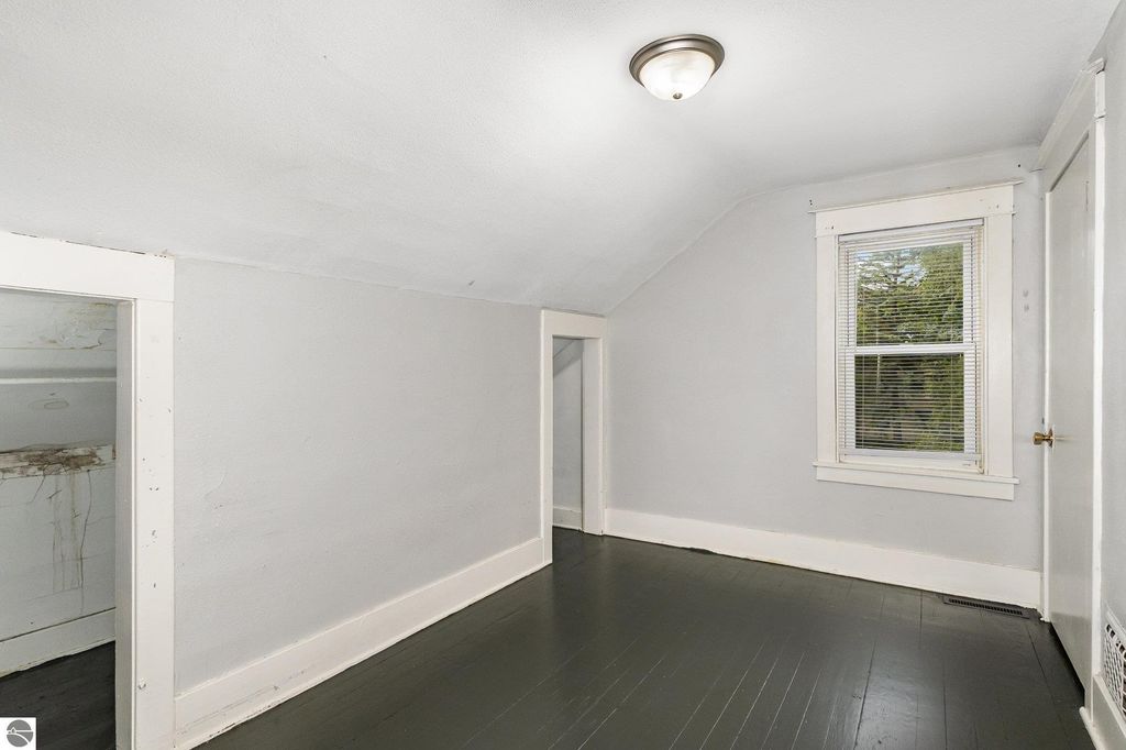 Image 15 of property listing at 805 S Douglas Drive, Mt Pleasant, MI 48858